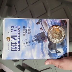 VTG FREE WILLY 3 THE RESCUE WITH GOLD COMPASS VHS